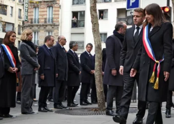 A ‘dor permanece’, diz Macron 10 anos após os atentados de Paris