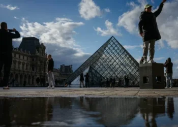 Louvre aumentará em 45% preço do ingresso para visitantes extraeuropeus