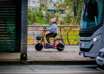 Blumenau oficializa novas regras para ciclomotores, bikes elétricas e patinetes nas vias urbanas