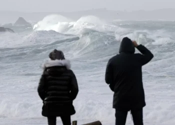 Cinco pessoas resgatadas após serem arrastadas por onda