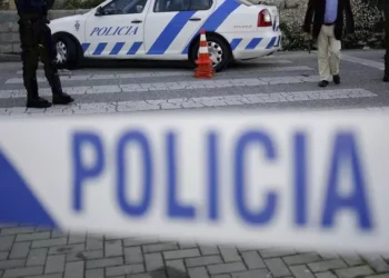 Homem detido após perseguir ex-companheira e abalroar carro