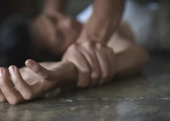 Mulher é sequestrada, estuprada e abandonada nua em rua de SC