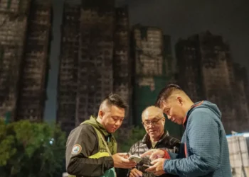 Hong Kong enfrenta traumas e exige respostas um mês após incêndio histórico