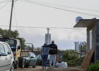 Família sem casa no bairro de Penajoia ganha tempo na pensão, sob ameaça de retirada das crianças