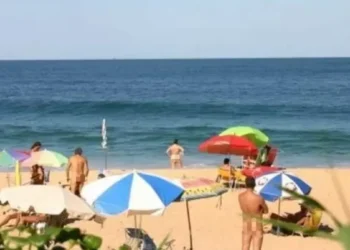 Justiça impede prisão por nudismo na Praia do Pinho, em SC, mas mantém decreto que proíbe o naturismo