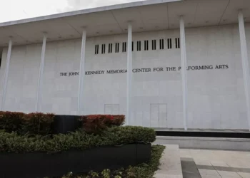 Artistas cancelam apresentações no antigo Kennedy Center, rebatizado com nome de Trump