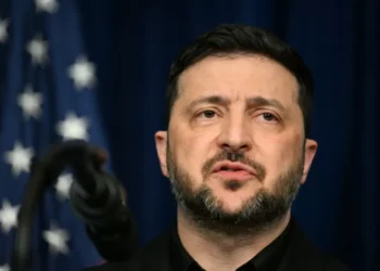 Ucrânia suspenderá lei marcial após o fim da guerra e garantias de segurança, diz Zelensky