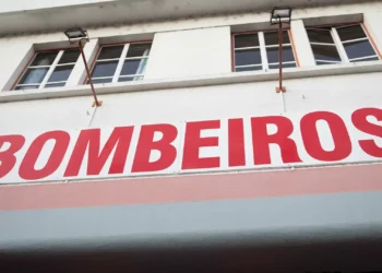 Dois idosos hospitalizados depois de incêndio em habitação no Porto