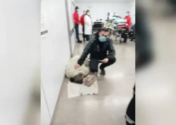 Falta de macas obriga doente oncológica em fase terminal a ficar no chão das urgências do Hospital de Coimbra