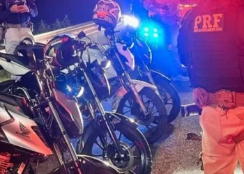 Racha com motos e manobras perigosas termina com quatro apreensões na BR-101 em SC