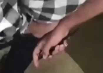 Homem é preso após tentar matar vizinho a facadas dentro de elevador em prédio de SC