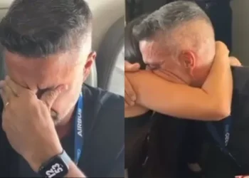 Homem se emociona ao saber que será pai, após anúncio feito pelo piloto durante voo