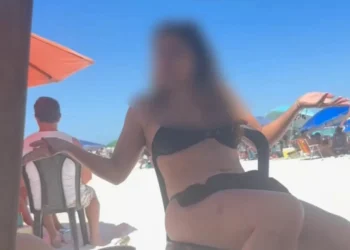 Pagou R$ 450 em peixe frito na praia e não conseguiu comer: denúncia expõe comida fria, gordura velha e falta de higiene em ponto turístico