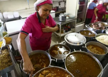 Cresce contratação de pessoas 50+ no comércio e nos serviços em SP