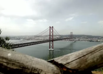 Mau Tempo: Proibida circulação de motos e veículos com lonas na Ponte 25 de Abril