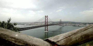 Mau Tempo: Proibida circulação de motos e veículos com lonas na Ponte 25 de Abril