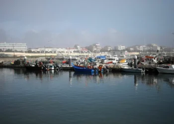 Barco de pesca português abandonado afunda-se em Vigo