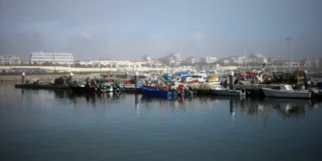 Barco de pesca português abandonado afunda-se em Vigo