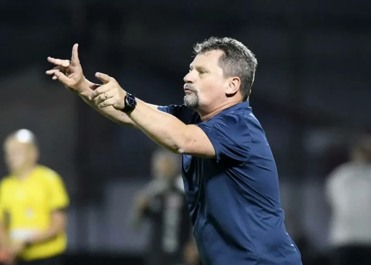 Técnico da Lusa evita comparações com 2025 e define modelo de jogo da equipe