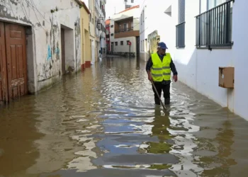 🔴 Ao minuto: Bombeiro morre em operação de socorro, Proteção Civil alerta para derrocadas