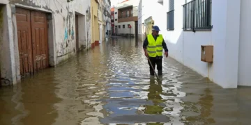 🔴 Ao minuto: Bombeiro morre em operação de socorro, Proteção Civil alerta para derrocadas