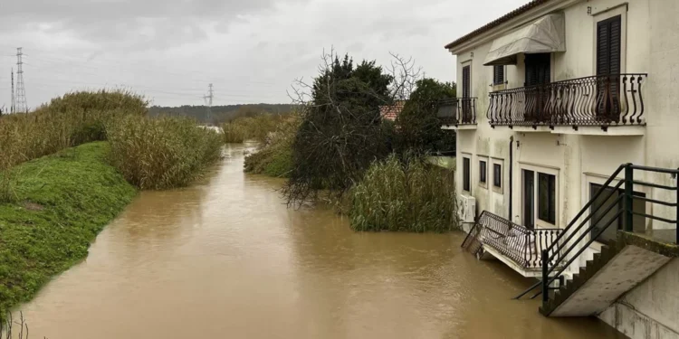 Inundações, deslizamentos de terras e estradas cortadas: foi assim a manhã deste sábado a norte de Lisboa