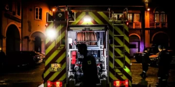 Queda de fachada de prédio corta rua no Porto