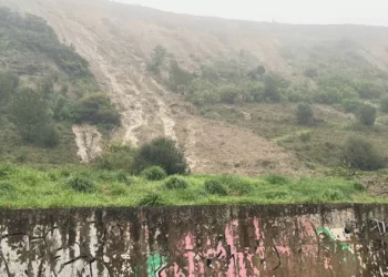 Derrocada em arriba obriga a retirar pelo menos 30 moradores na Costa da Caparica