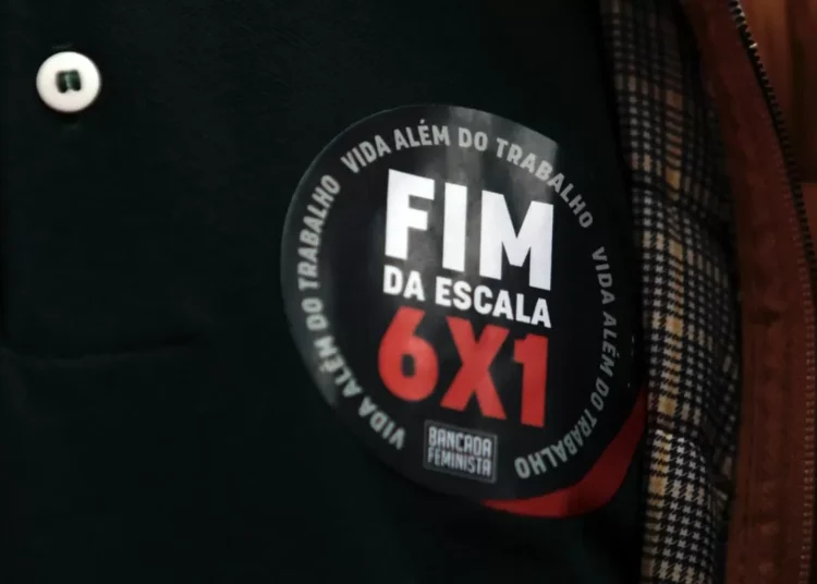 Pesquisa diz que 73% dos brasileiros apoiam fim da escala 6×1