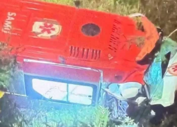 Fuga arriscada termina mal: ladrão rouba ambulância, cai em ribanceira e precisa de resgate