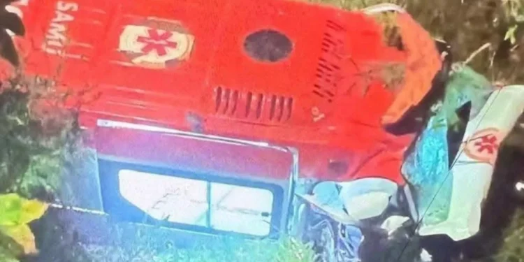 Fuga arriscada termina mal: ladrão rouba ambulância, cai em ribanceira e precisa de resgate