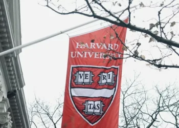 Ex-secretário do Tesouro dos EUA renuncia como professor de Harvard por vínculo com Epstein