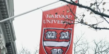 Ex-secretário do Tesouro dos EUA renuncia como professor de Harvard por vínculo com Epstein