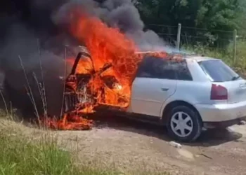 Quarenta minutos após sair da garagem, carro pega fogo na BR-470; bombeiro de folga reclama de falta de ajuda