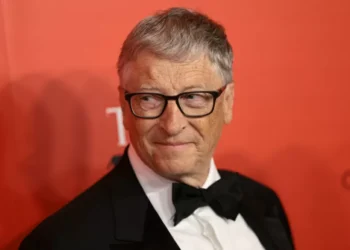 Bill Gates nega acusações e pede desculpa por relação com Epstein
