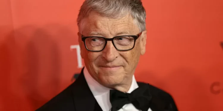 Bill Gates nega acusações e pede desculpa por relação com Epstein