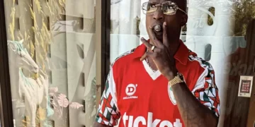 Astro da NFL posa com camisa da Portuguesa nas redes sociais