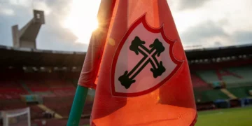 Lusa identifica e expulsa envolvidos em ofensas racistas contra Hugo Souza