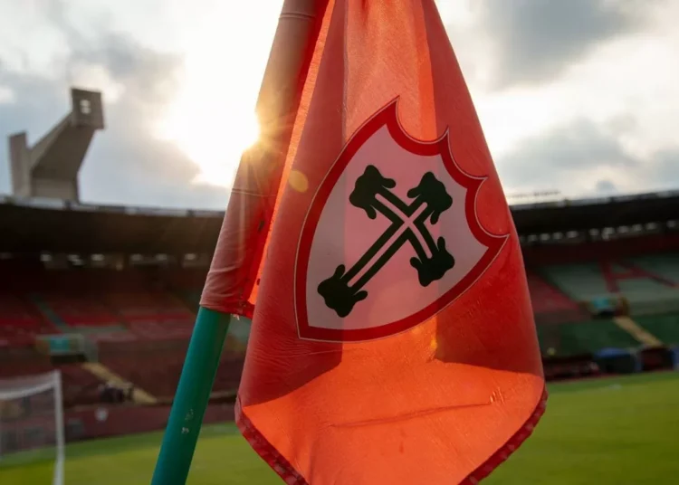 Lusa identifica e expulsa envolvidos em ofensas racistas contra Hugo Souza