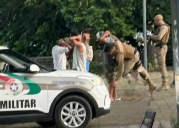 Ação policial surpreende suspeitos e apreende drogas, em Timbó