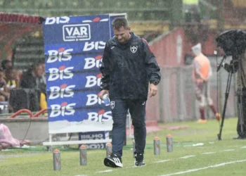 Técnico da Portuguesa pede pés no chão e mira a partida contra o Mirassol