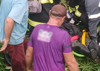 Motociclista cai de ponte após saída de pista na BR-470, em Rodeio