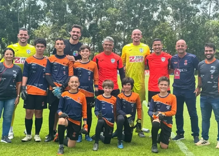 Escola de goleiros visita treino da Portuguesa no CT