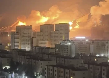 Israel faz novos ataques contra o Irã após interceptar míssil do Hezbollah