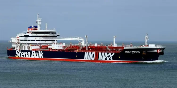 Irã anuncia fechamento do Estreito de Ormuz e ameaça incendiar navios