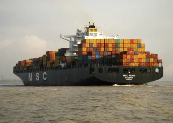 Companhias MSC e Maersk suspendem operações no estreito de Ormuz