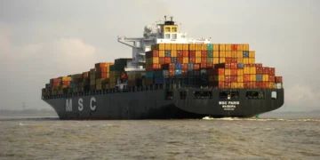 Companhias MSC e Maersk suspendem operações no estreito de Ormuz